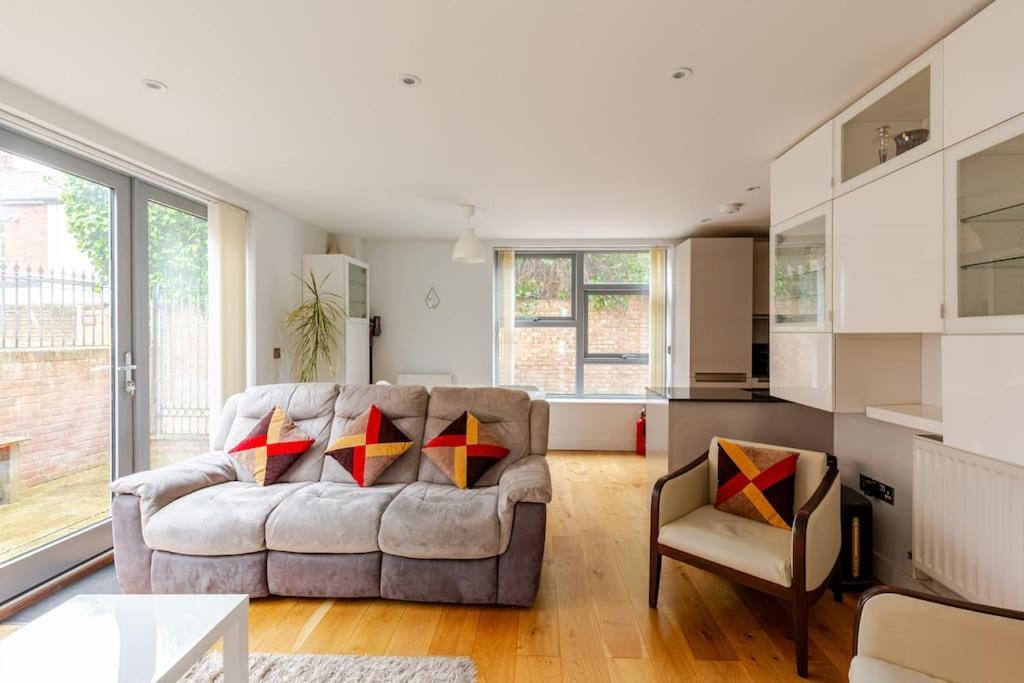 Modern City Centre House With Free Parking Canterbury Exterior photo
